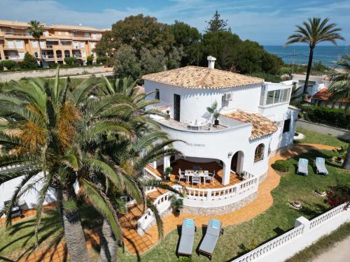 Beachside Villa, 50m to Beach, Private Garden, BBQ, AC, Free WiFi and Parking