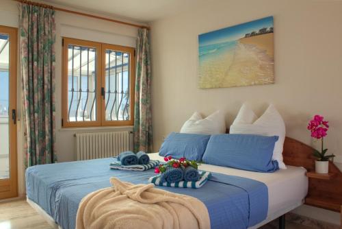 Beachside Villa, 50m to Beach, Private Garden, BBQ, AC, Free WiFi and Parking