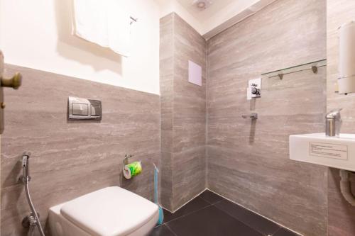 un bagno con WC e lavandino di Dwell Casa a Patan