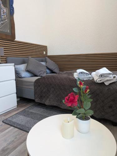 a living room with a bed and a white table at Wohnung Schlossblick in Celle