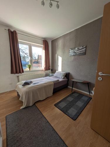 a bedroom with a bed and a window at Hehlentor-City Gäste Wohnung in Celle