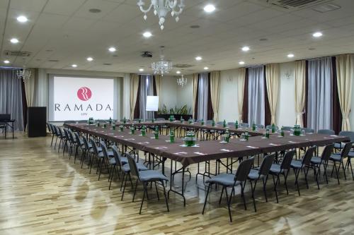 El área de trabajo o centro de convenciones de Lviv Ramada Hotel