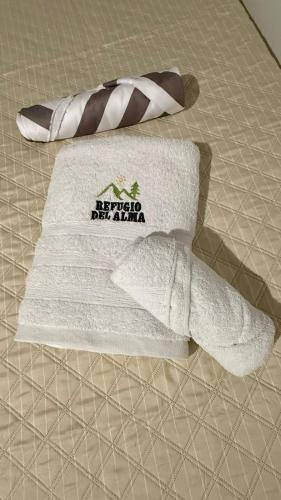 a pair of towels sitting on top of a bed at Refugio del Alma in Villa Anizacate
