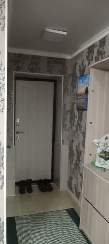 Квартира центр في كاراكول: غرفة ذات باب أبيض عليها أحذية ملقاة على الأرض