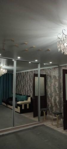 Квартира центр في كاراكول: غرفة معيشة مع أريكة وثريا