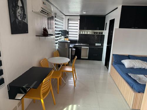 un piccolo appartamento con un letto, un tavolo e delle sedie di kap's che rental a Manila