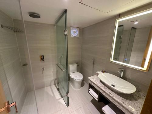 ein Badezimmer mit Dusche, Toilette und Waschbecken in der Unterkunft Hotel Makkah in Cox's Bazar
