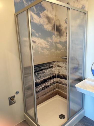 a shower with a painting of the ocean at Ebbe u Flut Bremerhaven in Bremerhaven