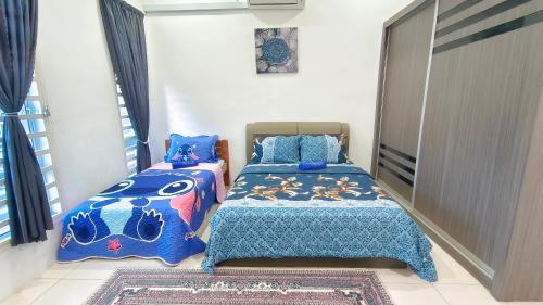 a bedroom with two beds and a window at Homestay Bunga Kertas Jitra in Jitra