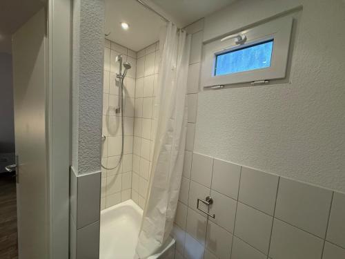 a bathroom with a shower and a window at Glücklich am Strand - Ruhe im Kiefernwald mit Terrasse & Hund willkommen - Heinrich in Trassenheide