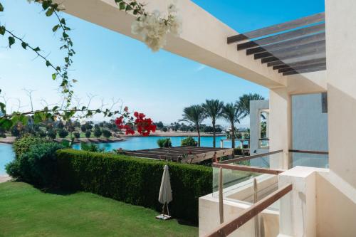 Spacious Lagoon View Villa At Joubal