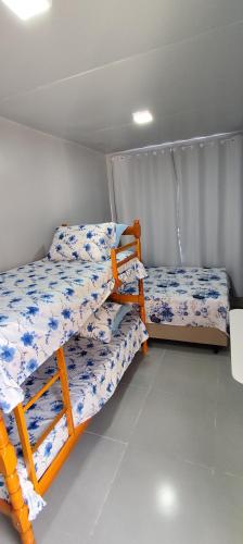 a bedroom with two bunk beds in a room at Studio Container Morano Calabro in Florianópolis