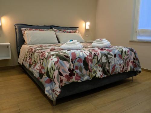 a bed with two towels on it in a bedroom at L'Oasi del Poeta in Crotone