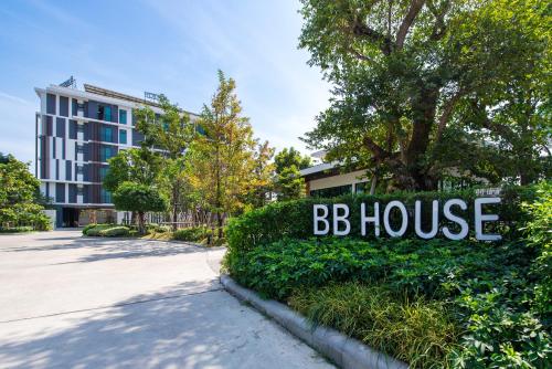 a building with a sign that says big house at BB House Rangsit บีบี เฮ้าส์ รังสิต in Ban Talat Rangsit
