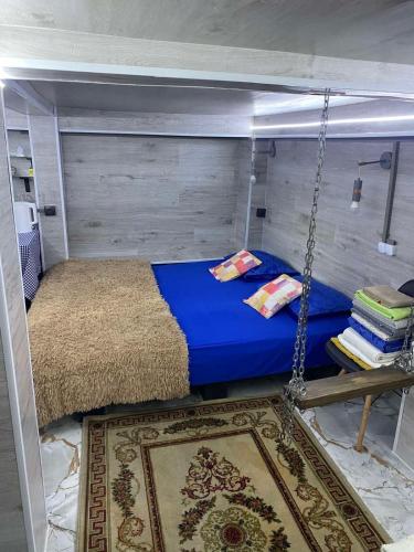 מיטה או מיטות בחדר ב-Central location