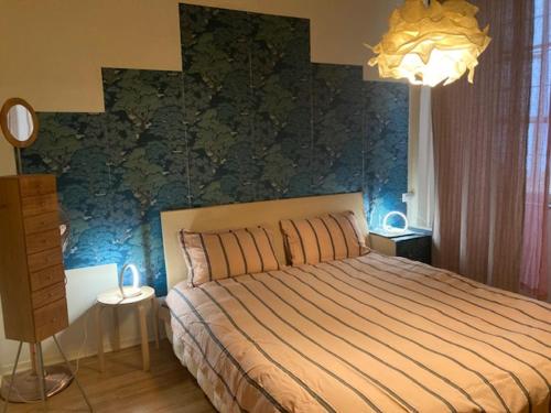 a bedroom with a bed with a blue wall at 0.3 Stanze in Trieste