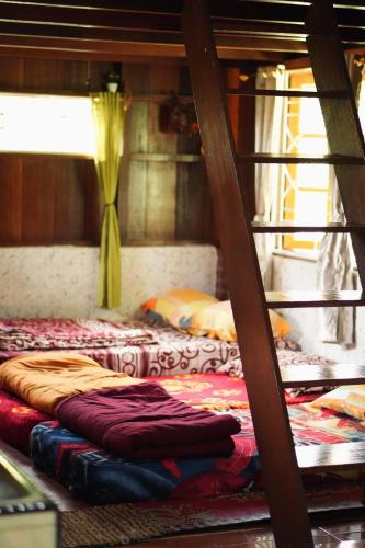 two bunk beds in a room withthritisthritisthritisthritisthritisthritisthritisthritisthritis at Swindo Homestay 77, Small House in Berastagi