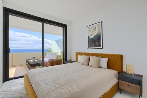 Sea view, 30th floor, Garage, heated pool, AC