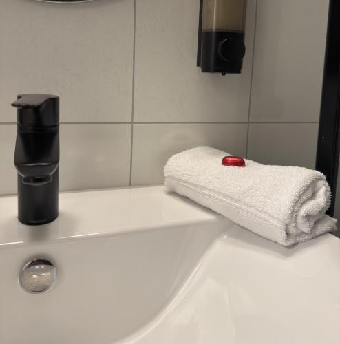 a towel sitting on top of a bathroom sink at Fishermans Villa Ballstad - Lofoten in Ballstad