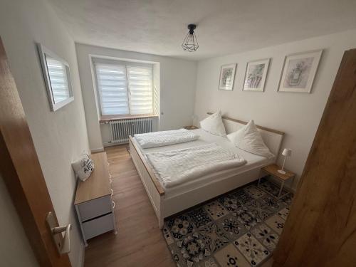 a small bedroom with a bed and a window at Lina Ferienhaus in Longkamp