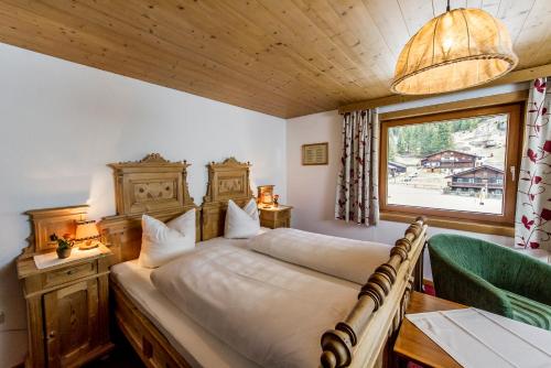 A bed or beds in a room at Alpengasthof Zollwirt