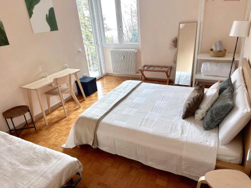 Casa Ling -AC - parking-2Bathrooms tesisinde bir odada yatak veya yataklar