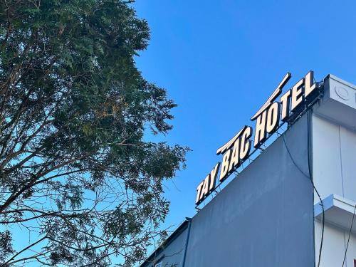 a sign on the top of a building at Tay Bac Hotel in Mộc Châu