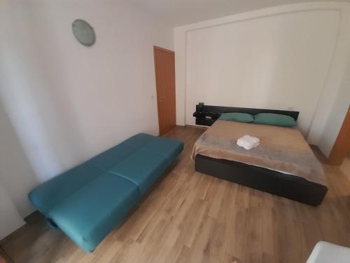 a small bedroom with a bed and a wooden floor at Monlocale al 20m del mare con terrazza privata in Roseto degli Abruzzi