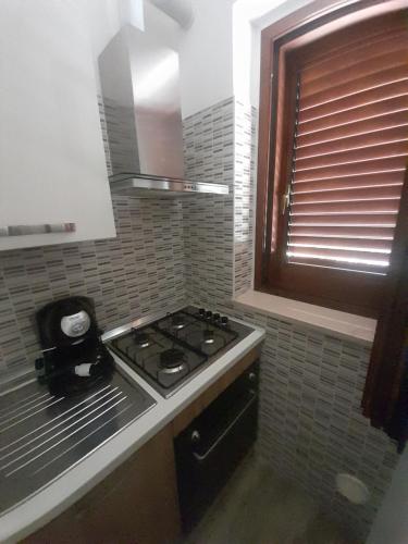 a kitchen with a stove top in a kitchen at Monlocale al 20m del mare con terrazza privata in Roseto degli Abruzzi