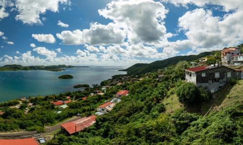 una città su una collina vicino a uno specchio d'acqua di Studio du PARADIS a Le Marin