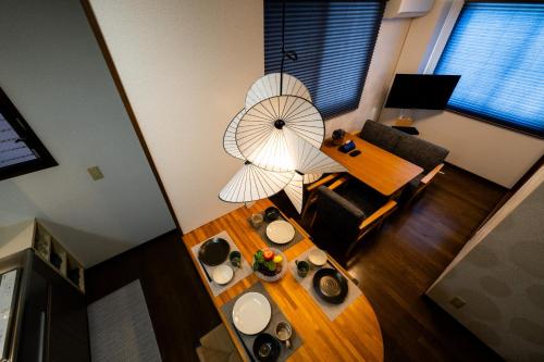 an overhead view of a living room with a table and a fan at Guest Houseふくふく in Shimonoseki