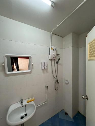 a bathroom with a shower and a sink and a mirror at Klong Muang Hostel คลองม่วงโฮสเทล in Ban Ko Kwang