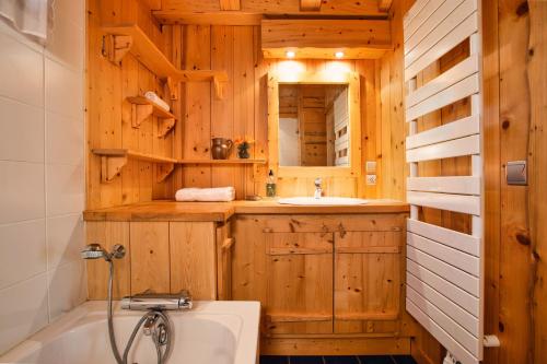 Chalet des Cristaux cosy alpine style for 5 - Happy Rentals