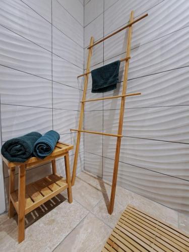 a towel rack and a bench in a room at Chez Vincent - Centre Historique de Colmar avec parking inclus in Colmar