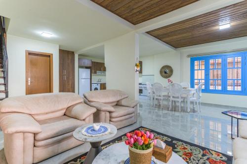 Zona d'estar a Casa Serena - 2 BR, Batroun