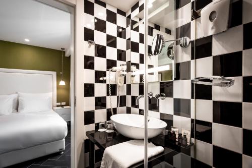 a bathroom with a black and white checkered wall at Jacob Harmony in Jerusalem