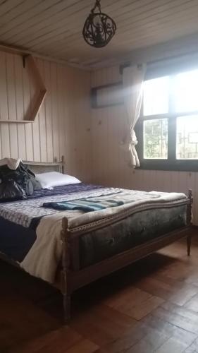 a bedroom with a bed in a room with a window at Casa centro tabo in El Tabo