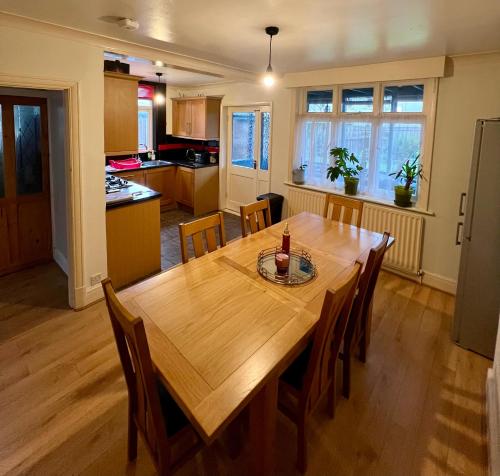a kitchen and dining room with a wooden table and chairs at Cosy & comfortable home in the heart of Loughborough in Loughborough
