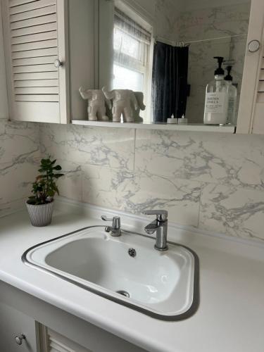 a bathroom with a sink and a mirror at Cosy & comfortable home in the heart of Loughborough in Loughborough