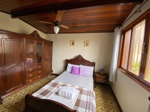 a bedroom with a bed and a ceiling fan at Meu Point Gravatá 1 - Refúgio Familiar a 100 Metros do Mar in Saquarema