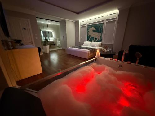Lunarist Luxury Jacuzzi Suites - Blloku Tirana