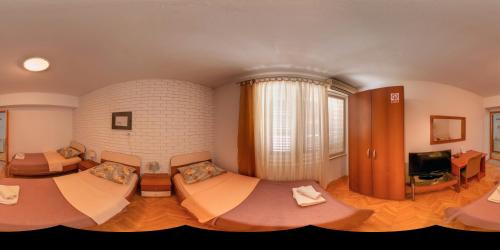 ein Wohnzimmer mit Sofa und Fernseher in einem Zimmer in der Unterkunft Jasna1 in Knin