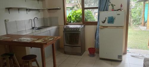 a kitchen with a stove and a refrigerator and a table at La tribu in Simiátug