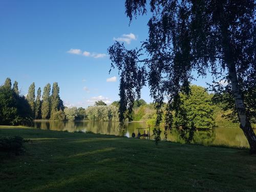 Grande maison entourée d'un parc, étang et bois privé