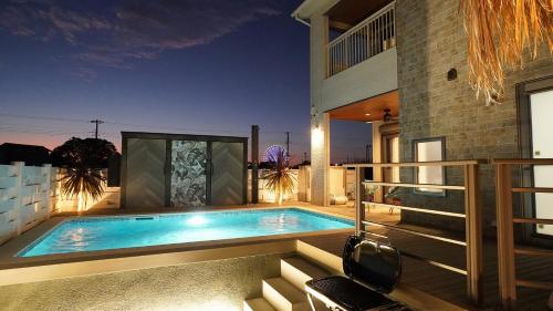 a swimming pool on the side of a house at THE POOL HOUSE Kisarazu in Kisarazu