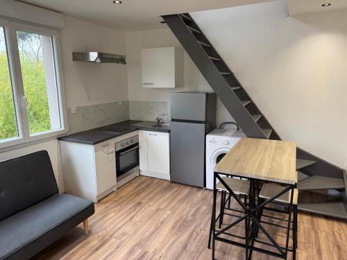 a small kitchen with a staircase in a small apartment at Jolie duplex face à la Seine in Villeneuve-le-Roi