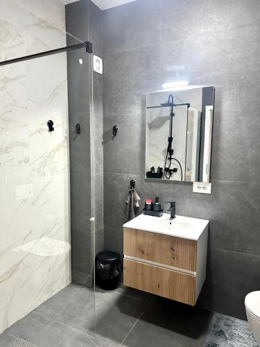 a bathroom with a sink and a shower at La felix bulevard in Biharia