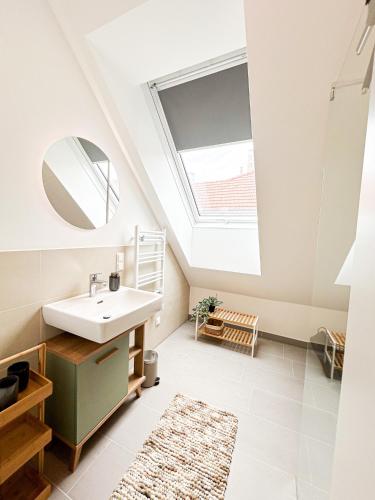a bathroom with a sink and a skylight at Ruhiger Familientraum fürs Wochenende oder längerfristigen Aufenthalt in Wiener Neustadt