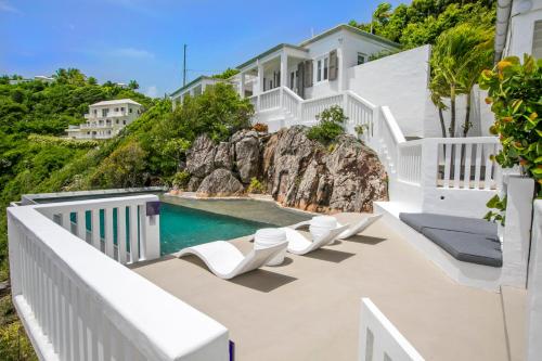 una casa con balcone e piscina di Villa Santorini a Enighed