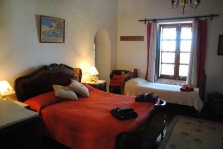 Un dormitorio con una cama roja y una ventana. en Estancia Aguila Blanca, en Polanco